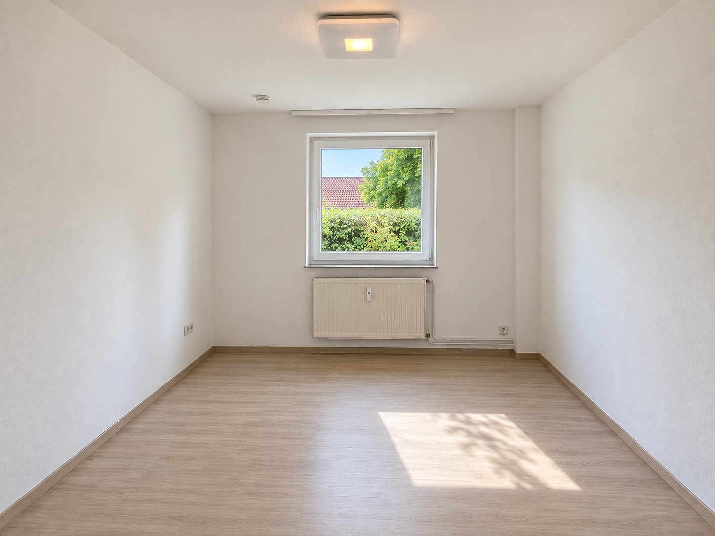 Frisch renoviert – Attraktive 3-Zimmer-Wohnung mit Balkon - Anfragen bitte per E-Mail! 