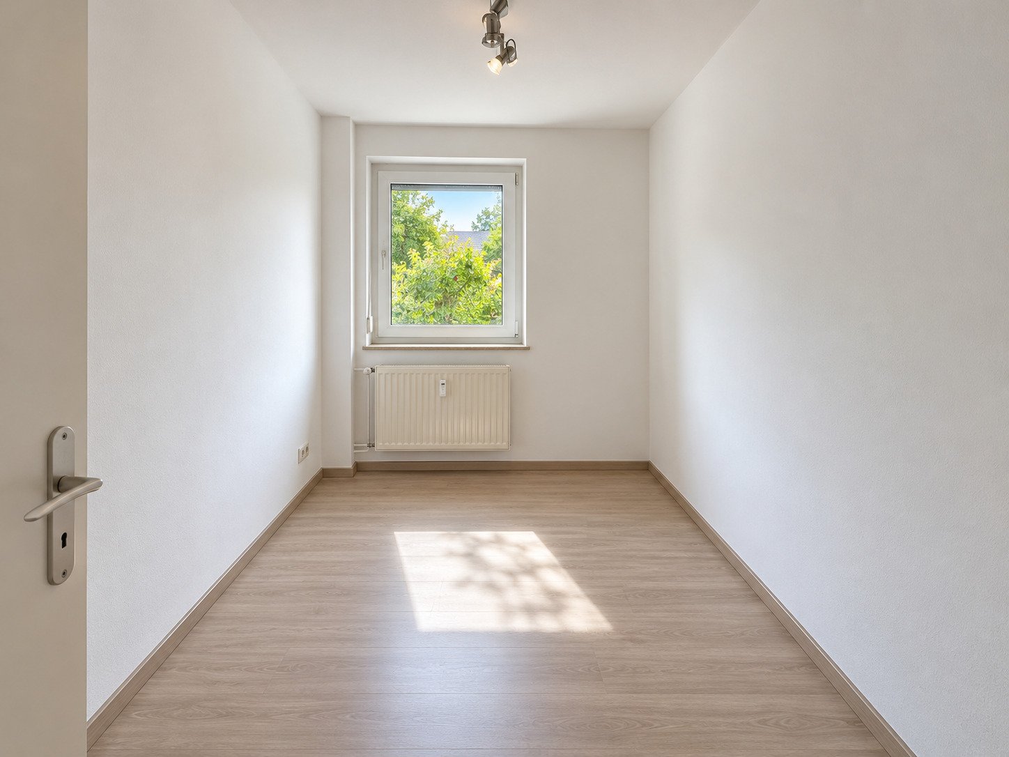 Frisch renoviert – Attraktive 3-Zimmer-Wohnung mit Balkon - Anfragen bitte per E-Mail! 