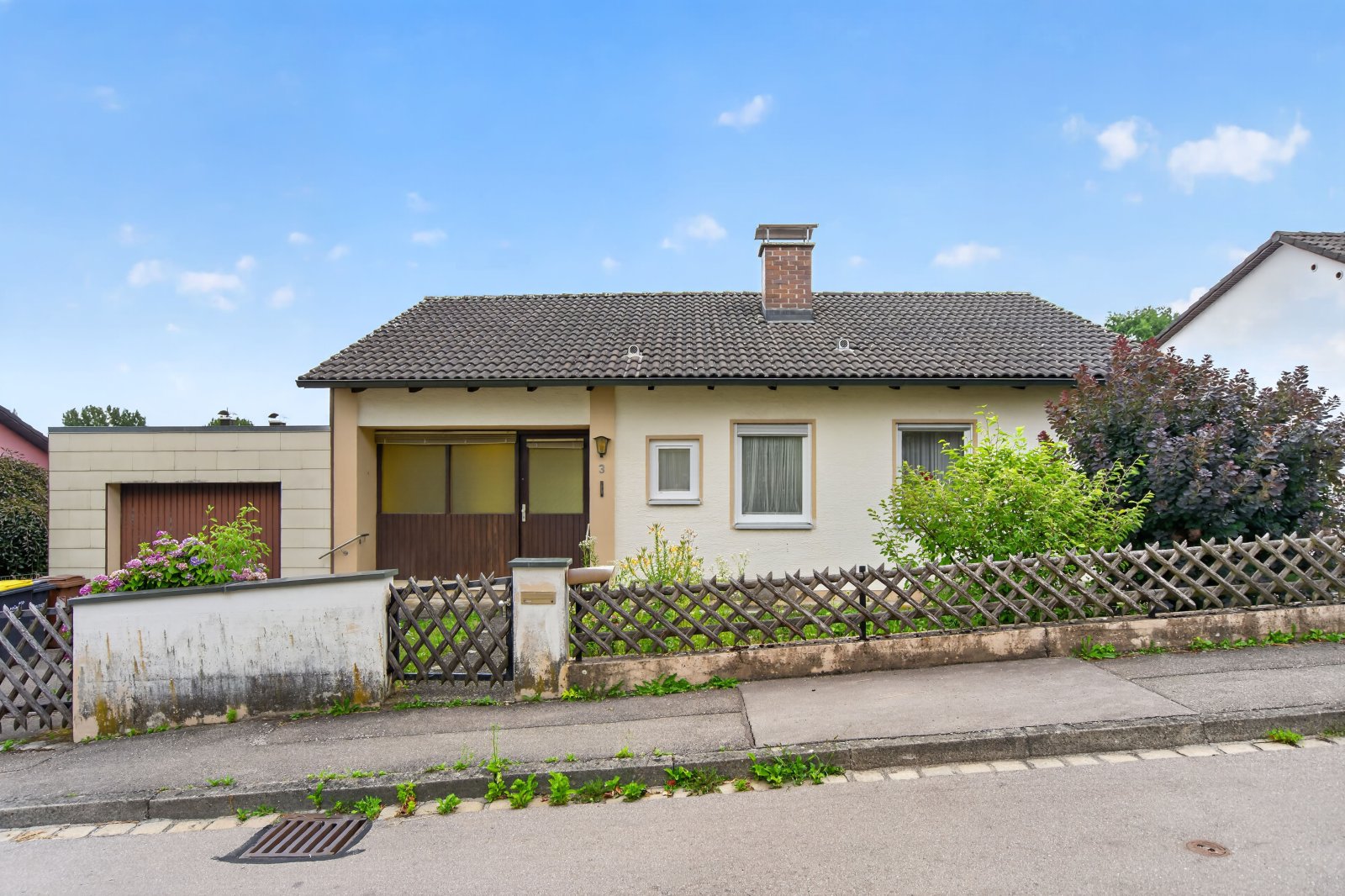 Einfamilienhaus mit viel Potenzial auf großem Gartengrundstück - 5 Zimmer + Garage am Haus