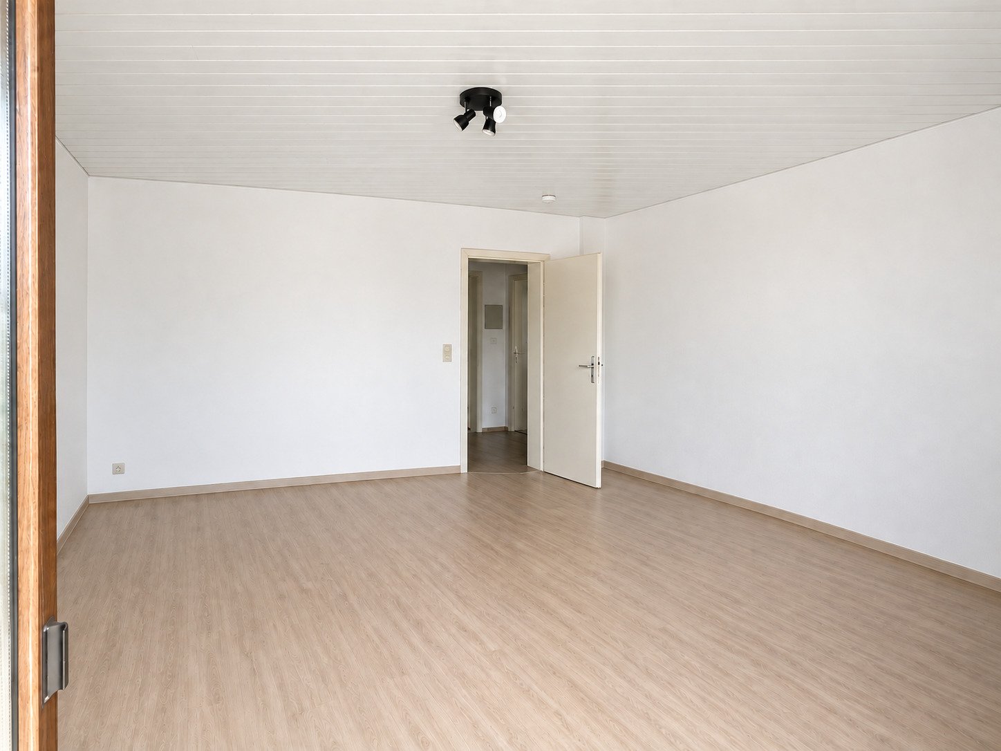 Frisch renoviert – Attraktive 3-Zimmer-Wohnung mit Balkon - Anfragen bitte per E-Mail! 