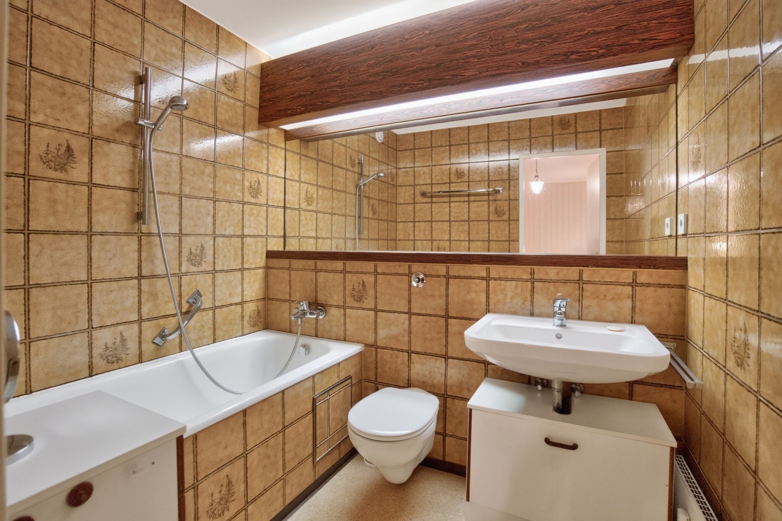 Badezimmer mit Badewanne im OG