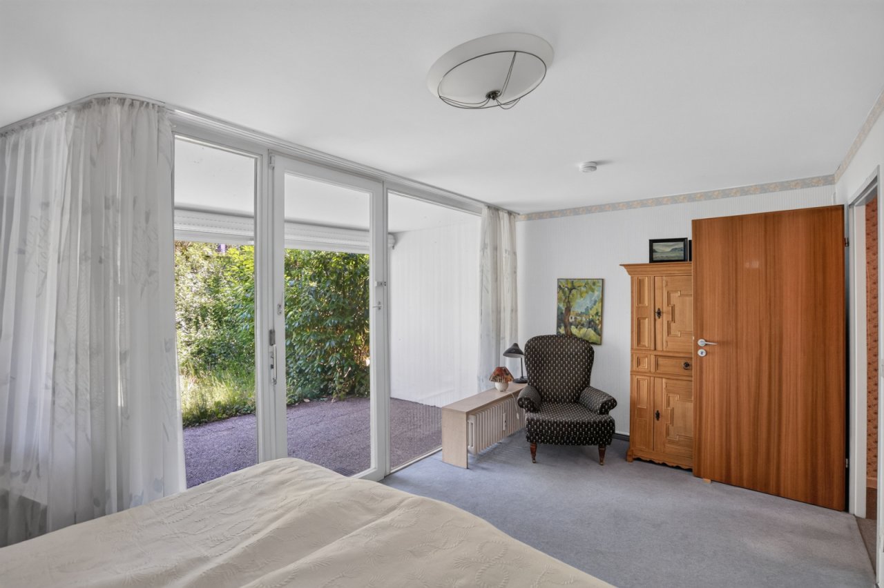 Schlafzimmer im Untergeschoss mit Terrasse und Garten