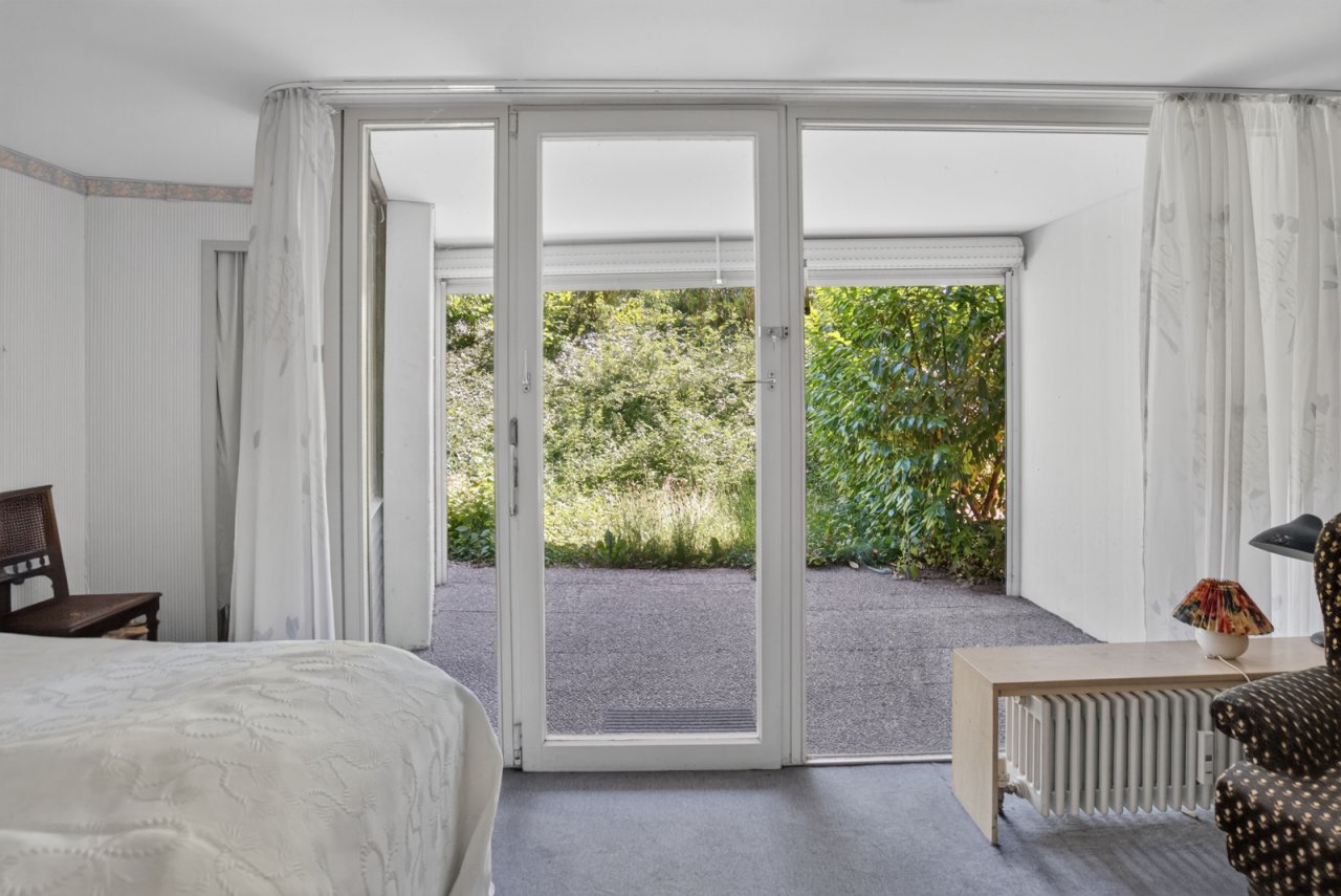 Schlafzimmer im Untergeschoss mit Terrasse und Garten