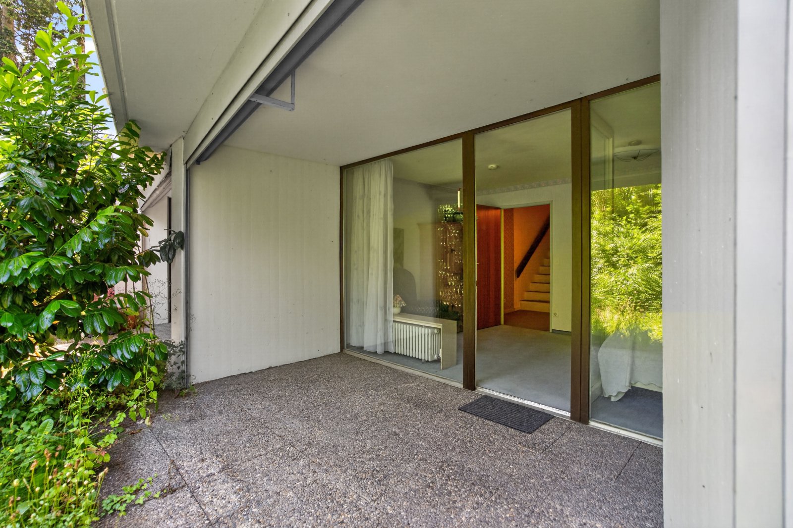 Schlafzimmer im Untergeschoss mit Terrasse und Garten
